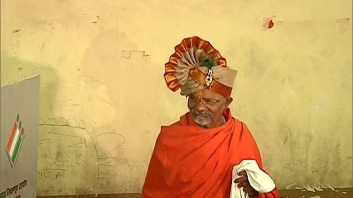 तदान केंद्रात देखील नमस्कार करून प्रवेश केला.