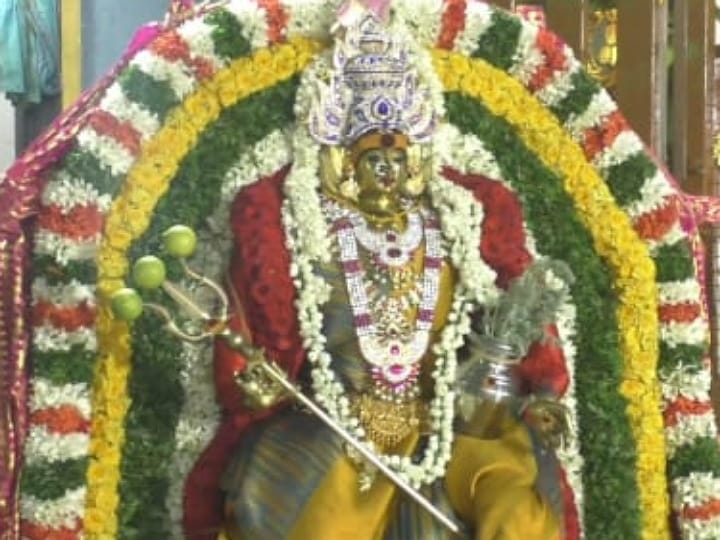 கரூர் ஸ்ரீ மாரியம்மன் ஆலய விழாவில் பக்தர்கள் பால்குடம் நேர்த்திக்கடன்