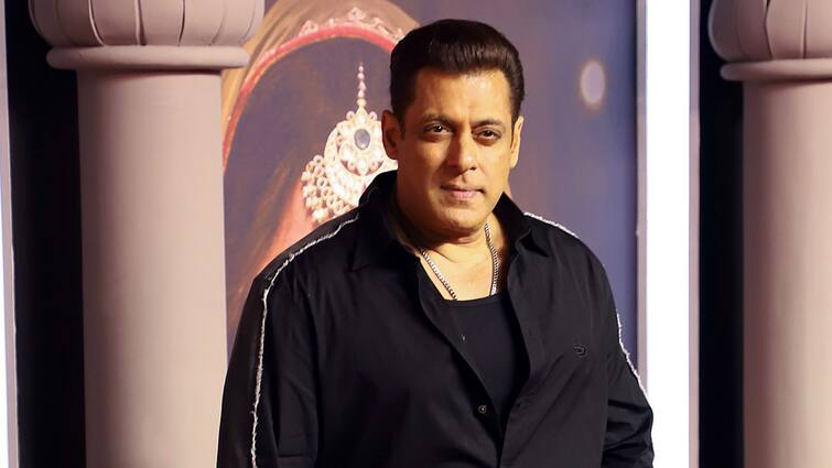 Salman Khan praised for behavior with fan Loksabha Election 2024 Entertainment News Salman Khan: ভোটকেন্দ্রের বাইরে হুইলচেয়ারে অপেক্ষায় অনুরাগী, ভোট দিয়ে বেরিয়ে সলমন যে ব্যবহার করলেন..