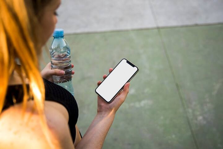 24 घंटे बाद आप अपने मोबाइल को बाहर निकाल कर चेक कर सकते हैं. अगर फिर भी आपका फोन नहीं चालू होता है, तो आप रिपेयरिंग सेंटर पर जा सकते हैं.