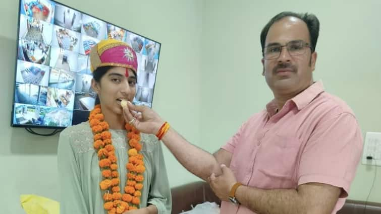 Rajasthan 12 Board Result 2024 Udaipur Bhumika Ranaut got 99 percent marks in Science ANN उदयपुर की बेटी को विज्ञान में मिले 99%, पिता की तरह न्याय के क्षेत्र में जाने का है सपना