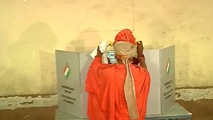 मतदारांना सद्बुद्धी यावी, भविष्यात कुणावर पश्चाताप करण्याची वेळ येऊ नये म्हणून ईव्हीएमला हार घातला, असेही ते म्हणाले.
