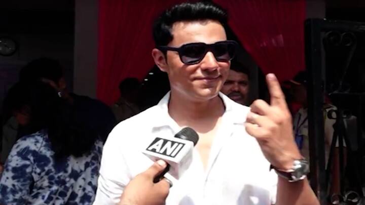 रणदीप हुड्डा (Randeep Hooda) : अभिनेता रणदीप हुड्डानेही मुंबईत मतदान केलं आहे.
