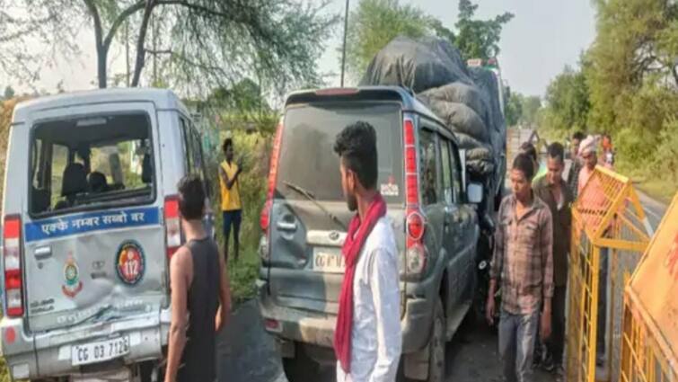 Kawardha Road Accident 3 police vehicles collide with truck one dead four injured ANN ट्रक से टकराई कवर्धा पुलिस की एक के बाद एक 3 गाड़ियां, हादसे में आरक्षक की मौत, 4 जवान घायल