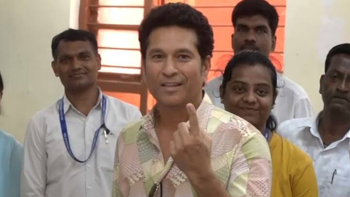 सचिन तेंडुलकर (Sachin Tendulkar) : सचिन तेंडुलकरनेही मतदानाचा हक्क बजावला आहे.