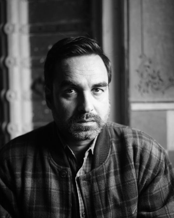 लेकिन आपको जानकर हैरानी होगी कि पंकज त्रिपाठी ने यहां तक पहुंचने के लिए एक लंबा सफर तय किया. एक वक्त तो उनकी जिंदगी में ऐसा था, जब वो गुजारे के लिए एक होटल में वेटर की नौकरी करते थे.