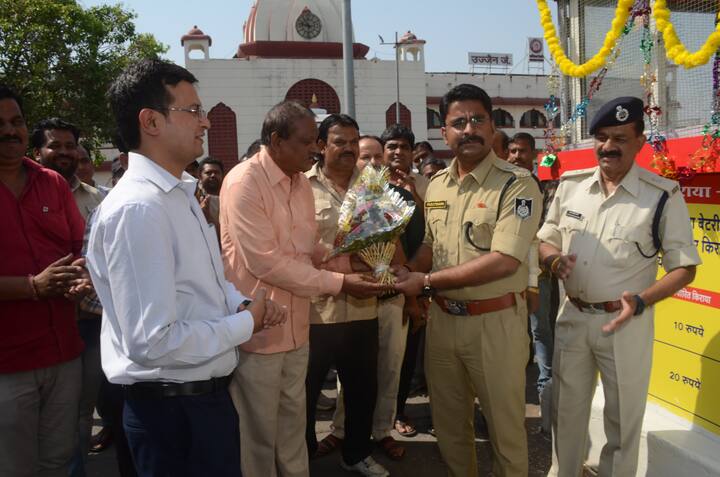 धार्मिक नगरी उज्जैन आने वाले श्रद्धालुओं को बड़ी सौगात मिली है. प्रीपेड बूथ की सुविधा से ऑटो और ई रिक्शा चालक मनमाना किराया नहीं वसूल सकेंगे. जिला प्रशासन और पुलिस विभाग की तरफ से तीन प्रीपेड बूथ की सुविधा शुरू की गयी है.