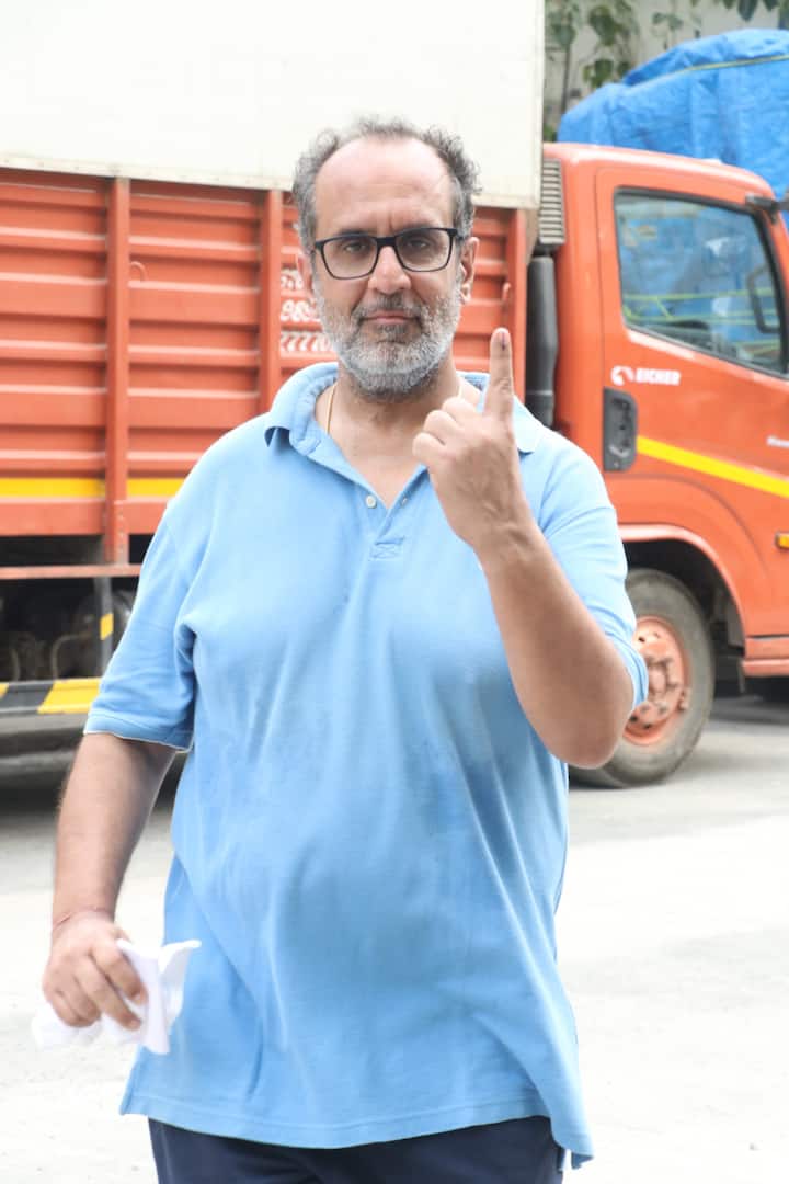 वोट डालने के बाद फिल्म निर्माता आनंद एल राय।