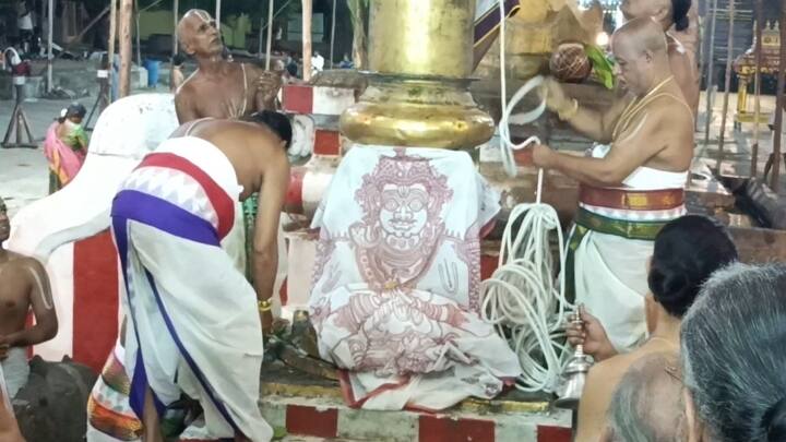 வைகாசி மாத பிரம்மோற்சவத்தை ஒட்டி காஞ்சிபுரம் வரதராஜ பெருமாள் கோவில் வைகாசி மாத பிரம்மோற்சவம் கொடியேற்றத்துடன் துவங்கியது.