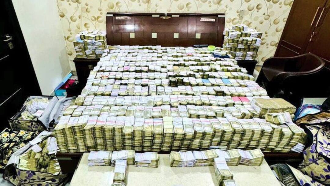 Income Tax Department raid on shoe traders ITD action continues for the third day in agra ann UP News: आगरा में जूता व्यापारियों के यहां से 80 करोड़ रुपये कैश बरामद, करोड़ों रुपये की पर्चियां भी जब्त