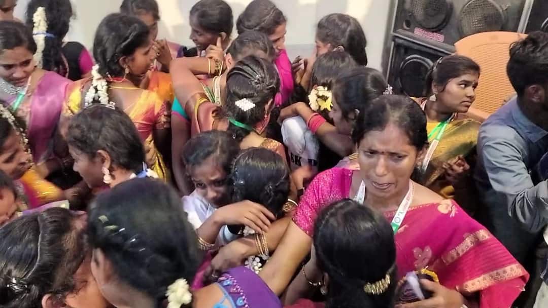 “மனசே மனசே மனசில் பாரம்”... பாடலை கேட்டதும் கதறி அழுத மாணவர்கள் - நிறைவு நாள் நிகழ்ச்சியில் நெகிழ்ச்சி Dharmapuri news Students and teachers tearsgraduation ceremony private nursing college - TNN “மனசே மனசே மனசில் பாரம்”... பாடலை கேட்டதும் கதறி அழுத மாணவர்கள் - நிறைவு நாள் நிகழ்ச்சியில் நெகிழ்ச்சி