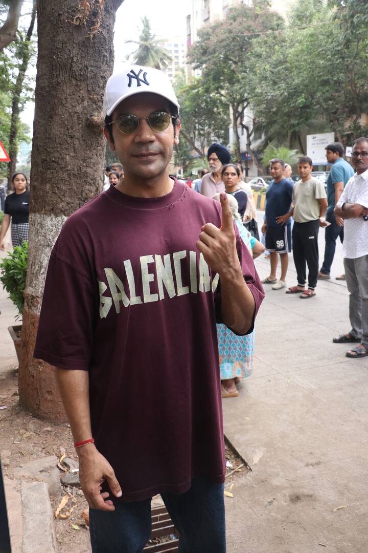 एक्टर ने इस दौरान कहा, ''यह हमारे देश के प्रति एक बड़ी जिम्मेदारी है, हमें मतदान करना चाहिए. हमारे माध्यम से, अगर लोग प्रभावित हो सकते हैं तो निश्चित रूप से यह सबसे बड़ी चीज है जो हम कर सकते हैं लोग मतदान के महत्व के बारे में जानते हैं, इसलिए मुझे बहुत खुशी है कि चुनाव आयोग ने मुझे राष्ट्रीय आइकन के रूप में चुना और मैं सभी से अपील करता हूं कि कृपया बाहर आएं और अपना वोट डालें... हम सभी चाहते हैं कि हमारा देश आगे बढ़े। चमक। यह पहले से ही चमक रहा है. मुझे यकीन है कि यह और भी अधिक चमकेगा.''