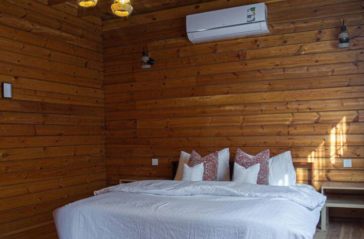 एसी की कैपेसिटी को ऐसे समझ सकते हैं कि अगर आपका कमरा 200 स्कायर फीट से ज्यादा बड़ा है और आप एक टन का एसी लगा लेते हैं तो कमरा जल्दी ठंडा नहीं होगा. साथ ही एसी पर भी दबाव बढ़ेगा.