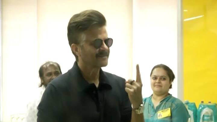 अनिल कपूर (Anil Kapoor) : प्रत्येकाने घराबाहेर पडून मतदान केलं पाहिजे असं म्हणत अनिल कपूरने मतदान केलं आहे.