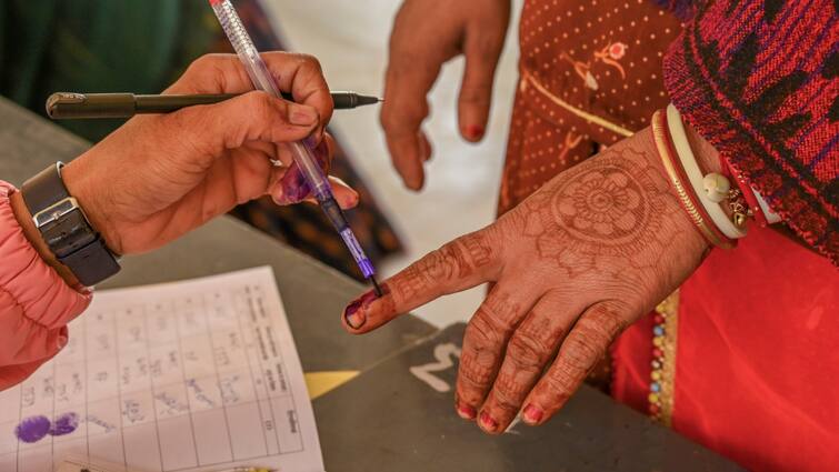 Loksabha Election 48.66 percent polling till 5 pm in Maharashtra in the fifth phase of Lok Sabha elections Loksabha Election : लोकसभा निवडणुकीच्या पाचव्या टप्प्यात महाराष्ट्रात सायंकाळी 5 वाजेपर्यंत 48.66 टक्के मतदान