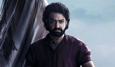 ஹிருத்திக் ரோஷன் உடன் இணைந்து 'வார் 2' படத்தில் நடிப்பதன் மூலம் பாலிவுட்டில் அறிமுகமாகிறார் ஜூனியர் என்.டி.ஆர்.