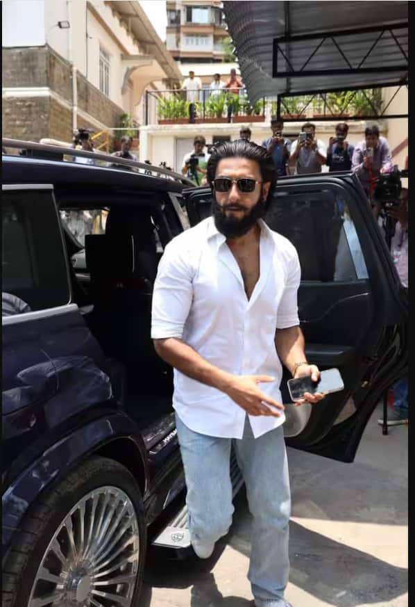 ਇਸ ਦੌਰਾਨ ਦੋਵੇਂ ਵਾਈਟ ਸ਼ਰਟ ਅਤੇ ਬਲੂ ਡੈਨਿਮ 'ਚ ਟਵਿਨਿੰਗ ਕਰਦੇ ਨਜ਼ਰ ਆਏ। ਰਣਵੀਰ ਆਪਣੀ ਗਰਭਵਤੀ ਪਤਨੀ ਨੂੰ ਬਹੁਤ ਪਿਆਰ ਨਾਲ ਸੰਭਾਲਦੇ ਹੋਏ ਨਜ਼ਰ ਆਏ।