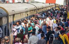 रेलवे का टीटी तो ट्रेन में रहता है, फिर कैसे लगता है उनका वोट? ऐसे चुनते हैं अपना वोट