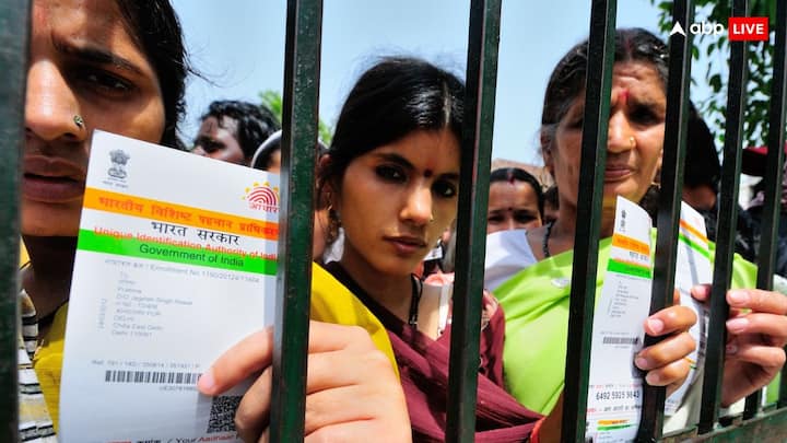 Aadhar Card: आधार में मोबाइल नंबर को अपडेट करना बहुत जरूरी होता है, जिससे आप आसानी से अपना काम कर सकते हैं. मोबाइल नंबर को आप ऑनलाइन और ऑफलाइन दोनों तरीके से अपडेट करवा सकते हैं.