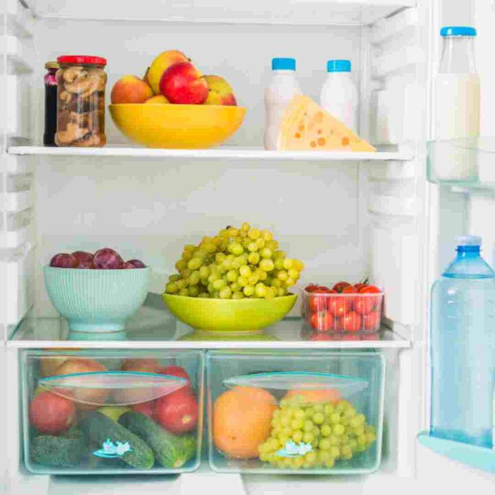 ਗਰਮੀਆਂ ਦੇ ਮੌਸਮ 'ਚ ਤੁਹਾਨੂੰ ਬਾਜ਼ਾਰ 'ਚ ਕਈ ਤਰ੍ਹਾਂ ਦੇ ਰਸੀਲੇ ਫਲ ਮਿਲਣਗੇ। ਬਜ਼ਾਰ ਤੋਂ ਇਸ ਨੂੰ ਖਰੀਦਣ ਤੋਂ ਬਾਅਦ, ਬਹੁਤ ਸਾਰੇ ਲੋਕ ਇਸਨੂੰ ਸਿੱਧੇ ਫਰਿੱਜ ਵਿੱਚ ਸਟੋਰ ਕਰਦੇ ਹਨ ਅਤੇ ਜਦੋਂ ਉਹ ਖਾਣਾ ਚਾਹੁੰਦੇ ਹਨ ਤਾਂ ਉਹ ਇਸਨੂੰ ਫਰਿੱਜ ਵਿੱਚੋਂ ਕੱਢ ਕੇ ਤੁਰੰਤ ਖਾ ਲੈਂਦੇ ਹਨ। ਅਜਿਹਾ ਕਰਨ ਨਾਲ ਫਲਾਂ ਦੇ ਅੰਦਰ ਗਰਮੀ ਬਰਕਰਾਰ ਰਹਿੰਦੀ ਹੈ, ਜਿਸ ਨਾਲ ਪਾਚਨ ਸੰਬੰਧੀ ਸਮੱਸਿਆਵਾਂ ਹੋ ਸਕਦੀਆਂ ਹਨ। ਇਸ ਦੀ ਬਜਾਏ, ਬਾਜ਼ਾਰ ਤੋਂ ਫਲ ਲਿਆਉਣ ਤੋਂ ਬਾਅਦ, ਉਨ੍ਹਾਂ ਨੂੰ ਇੱਕ ਰਾਤ ਲਈ ਪਾਣੀ ਵਿੱਚ ਭਿਓ ਦਿਓ। ਇਸ ਤੋਂ ਬਾਅਦ ਤੁਸੀਂ ਚਾਹੋ ਤਾਂ ਇਨ੍ਹਾਂ ਨੂੰ ਹਲਕੇ ਤਾਪਮਾਨ 'ਤੇ ਫਰਿੱਜ 'ਚ ਸਟੋਰ ਕਰ ਸਕਦੇ ਹੋ। ਹਾਲਾਂਕਿ ਸਿਹਤ ਮਾਹਿਰਾਂ ਦਾ ਮੰਨਣਾ ਹੈ ਕਿ ਫਲਾਂ ਨੂੰ ਫਰਿੱਜ ਵਿੱਚ ਸਟੋਰ ਕੀਤੇ ਬਿਨਾਂ ਹੀ ਖਾਣਾ ਚਾਹੀਦਾ ਹੈ। ਆਓ ਜਾਣਦੇ ਹਾਂ ਕਿ ਤੁਹਾਨੂੰ ਕਿਹੜੇ ਫਲਾਂ ਨੂੰ ਫਰਿੱਜ 'ਚ ਸਟੋਰ ਨਹੀਂ ਕਰਨਾ ਚਾਹੀਦਾ।