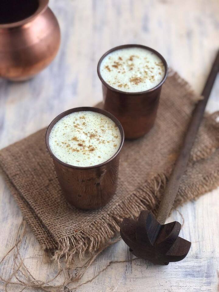 स्टेप 5- 2-4 बर्फ के टुकड़े डालें और इसे फिर से हल्का मिक्स करें.