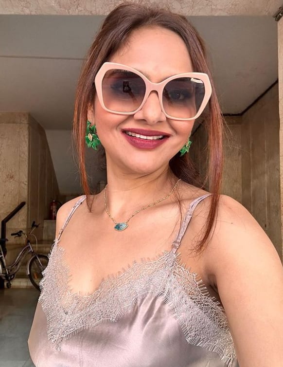 मधु ने कहा “यह एक रियलिटी है यह सबसे कठिन दौर में से एक था और मैं कोलाची में लाल गुफाओं में बैठकर, और नेचर का सामना करने के लिए पहाड़ों और पेड़ों के नीचे बैठकर तमिल फिल्मों की शूटिंग कर रही था और यह सब, यह सबसे शर्मनाक समय था.जिस तरह के कपड़े हम उस गर्मी में नाचने के लिए पहनते थे... और फिर उन कपड़ों को चेंज करते टाइम हमें ये भी नहीं पता था कि कौन देख रहा है, यह बहुत मुश्किल था.