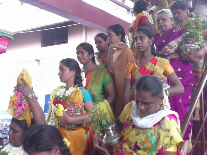 Karur Sri Mariamman temple festival large number of areas devotees participation - TNN கரூர் ஸ்ரீ மாரியம்மன் ஆலய விழாவில் பக்தர்கள் பால்குடம் நேர்த்திக்கடன்