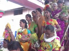 கரூர் ஸ்ரீ மாரியம்மன் ஆலய விழாவில் பக்தர்கள் பால்குடம் நேர்த்திக்கடன்