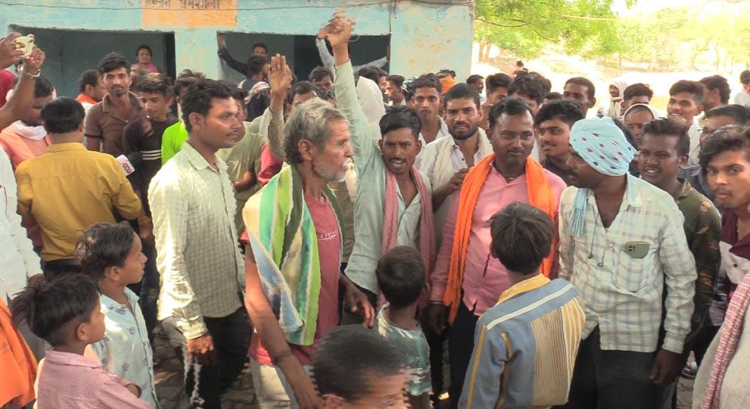 UP Lok Sabha Election 2024: महोबा में ग्रामीणों ने किया चुनाव का बहिष्कार, रोड नहीं तो वोट नहीं का लगाया नारा