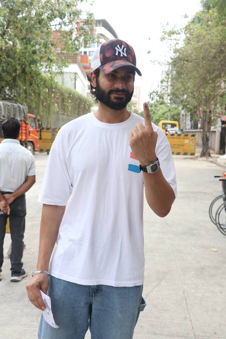 सनी कौशल भी सुबह-सुबह पोलिंग बूथ पहुंच गए. इस दौरान एक्टर अपना वोटिंग कार्ड लिए हुए नजर आए. वोट डालने के बाद सनी ने स्याही लगी अंगुली भी फ्लॉन्ट की.