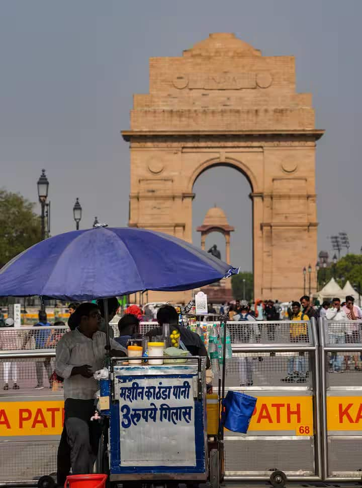 आईएमडी के अनुसार, दिल्ली के अधिकांश हिस्से पड़ोसी राजस्थान के शहरों की तुलना में अधिक गर्म थे। दिल्ली बीकानेर (44.6 डिग्री सेल्सियस) से अधिक गर्म रही। इसके अलावा दिल्ली बाड़मेर (45.8 डिग्री सेल्सियस), जोधपुर (45.6 डिग्री सेल्सियस), कोटा (46.2 डिग्री सेल्सियस) और श्रीगंगानगर (46.7 डिग्री सेल्सियस) से ज्यादा गर्म रही. इन सभी शहरों में अधिकतम तापमान 44 से 47 डिग्री के बीच दर्ज किया गया.