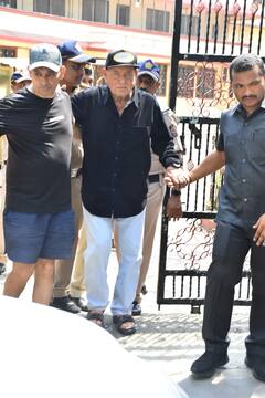 Lok Sabha Election 2024: लोकतंत्र के महापर्व में शामिल हुए सलमान खान के पिता सलीम खान और मां सलमा , पोलिंग बूथ पहुंचकर डाला अपना कीमती वोट