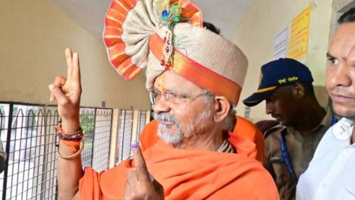 नाशिकचे अपक्ष उमेदवार शांतीगिरी महाराज यांनी त्र्यंबकेश्वर कला, वाणिज्य व विज्ञान महाविद्यालयाच्या मतदान केंद्रावर मतदान केले.