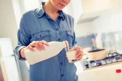 ગરમીમાં દૂધ પીવું પેટ માટે ઠીક છે કે નહીં? જાણો Summerમાં દૂધ પીવાની યોગ્ય રીત