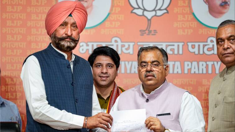 Jagbir Singh Brar former Jalandhar Cantt MLA AAP Leader Joins BJP Party Headquarters in Delhi Jagbir Singh Brar Joins BJP: पंजाब में AAP को बड़ा झटका, वोटिंग से पहले जगबीर सिंह बराड़ BJP में शामिल