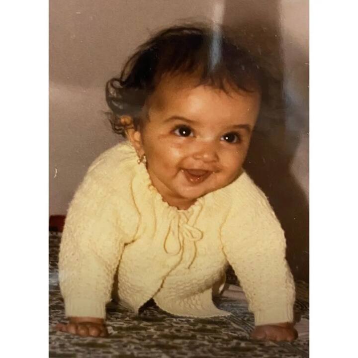 तस्वीर में दिख रही ये बच्ची आज भले ही ए-कैटेगरी की एक्ट्रेस की लिस्ट में आती हैं लेकिन  इंडस्ट्री में पैर जमाने के लिए इन्हें काफी मेहनत करनी पड़ी थी.