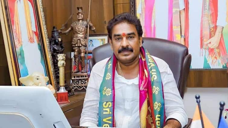 Case filed against MLA Pinnelli Ramakrishna Reddy in EVM vandalised in Macherla Pinnelli Ramakrishna Reddy: EVM ధ్వంసం ఘటనలో పిన్నెల్లి రామకృష్ణారెడ్డిపై కేసు నమోదు, చర్యలకు ఈసీ ఆదేశాలు