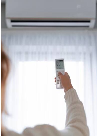 ਅਜਿਹੀ ਸਥਿਤੀ ਵਿੱਚ, ਤੁਸੀਂ ਗੂਗਲ ਪਲੇ ਸਟੋਰ ਜਾਂ ਐਪਲ ਐਪ ਸਟੋਰ 'ਤੇ ਜਾ ਸਕਦੇ ਹੋ ਅਤੇ ਆਪਣੀ ਡਿਵਾਈਸ ਦੀ ਕੰਪਨੀ ਦਾ ਨਾਮ ਟਾਈਪ ਕਰਕੇ ਸਰਚ ਕਰ ਸਕਦੇ ਹੋ। ਅਜਿਹਾ ਕਰਨ ਤੋਂ ਬਾਅਦ ਤੁਹਾਨੂੰ ਹੋਮ ਪੇਜ 'ਤੇ ਜਾਣਾ ਹੋਵੇਗਾ। ਇੱਥੇ ਤੁਹਾਨੂੰ IR ਰਿਮੋਟ ਚੁਣਨਾ ਹੋਵੇਗਾ ਅਤੇ AC 'ਤੇ ਕਲਿੱਕ ਕਰਨਾ ਹੋਵੇਗਾ। ਇਸ ਤੋਂ ਬਾਅਦ, ਤੁਹਾਨੂੰ ਸੂਚੀ ਵਿੱਚ ਸਾਰੇ ਬ੍ਰਾਂਡ ਦੇਖਣੇ ਸ਼ੁਰੂ ਹੋ ਜਾਣਗੇ ਅਤੇ ਇੱਥੋਂ AC ਦਾ ਬ੍ਰਾਂਡ ਚੁਣੋ।