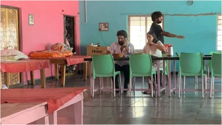 Allu Arjun Spotted in Dhaba with Wife Sneha Reddy While ate Lunch Allu Arjun: బన్నీ సింప్లిసిటీ చూడండి - పాన్‌ ఇండియా స్టార్ అయ్యుండి.. సాధారణ వ్యక్తిలా దాబాలో భోజనం!, ఫోటో వైరల్‌