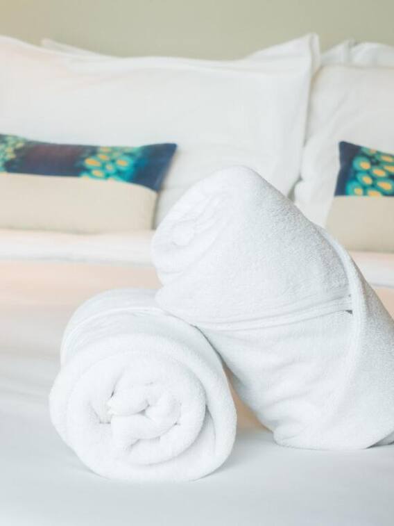 होटल के तौलिए और चद्दर सफेद क्यों होते हैं?