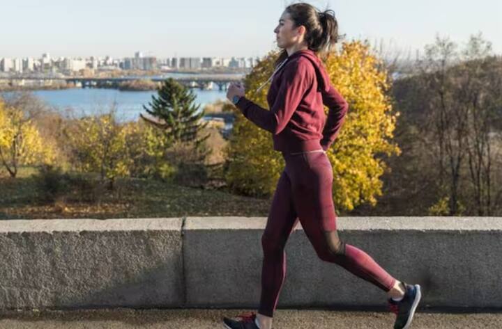 ਤੇਜ਼ ਚੱਲਣ ਨਾਲ ਸਿਰਫ 314 ਕੈਲੋਰੀ ਬਰਨ ਹੁੰਦੀ ਹੈ। ਜੇਕਰ ਤੁਸੀਂ ਸਪੀਡ ਨਾਲ ਚੱਲ ਰਹੇ ਹੋ ਤਾਂ ਤੁਹਾਨੂੰ ਦੌੜਨ ਦੀ ਬਜਾਏ ਤੁਰਨਾ ਚਾਹੀਦਾ ਹੈ। ਜ਼ਿਆਦਾ ਭਾਰ ਵਾਲੇ ਲੋਕਾਂ ਨੂੰ ਤੇਜ਼ ਚੱਲਣ ਦੀ ਸਲਾਹ ਦਿੱਤੀ ਜਾਂਦੀ ਹੈ।