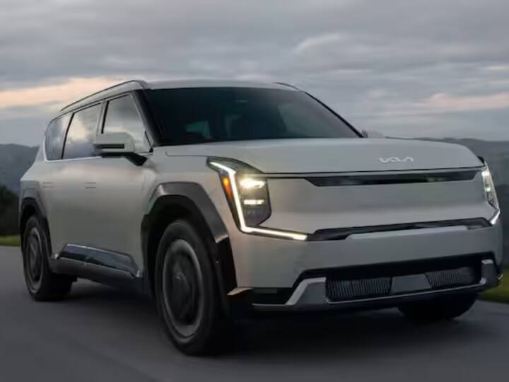 Kia EV9: Kia EV9 ਜਲਦ ਹੀ ਭਾਰਤੀ ਬਾਜ਼ਾਰ 'ਚ ਆ ਸਕਦੀ ਹੈ। ਇਹ 7-ਸੀਟਰ ਕਾਰ ਹੈ। ਇਹ ਕਾਰ ਸਿੰਗਲ ਚਾਰਜਿੰਗ 'ਚ 304 ਮੀਲ ਦੀ ਦੂਰੀ ਤੈਅ ਕਰ ਸਕੇਗੀ। Kia ਦੀ ਇਹ ਇਲੈਕਟ੍ਰਿਕ ਕਾਰ 350 kW DC ਫਾਸਟ ਚਾਰਜਿੰਗ ਦੀ ਮਦਦ ਨਾਲ 24 ਮਿੰਟਾਂ 'ਚ 10 ਫੀਸਦੀ ਤੋਂ 80 ਫੀਸਦੀ ਤੱਕ ਚਾਰਜ ਹੋ ਸਕਦੀ ਹੈ। ਇਸ ਕਾਰ ਨੂੰ 1 ਜੂਨ ਨੂੰ ਲਾਂਚ ਕੀਤਾ ਜਾ ਸਕਦਾ ਹੈ। ਇਸ Kia ਕਾਰ ਦੀ ਕੀਮਤ ਕਰੀਬ 80 ਲੱਖ ਰੁਪਏ ਹੋ ਸਕਦੀ ਹੈ।