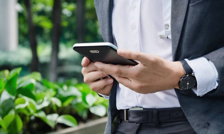 बैटरी को कभी भी 90% से अधिक चार्ज ना करे और ना ही कभी 20% से नीचे आने दे. इसके अलावा जब बैटरी चार्ज हो रही हो तब मोबाइल का इस्तेमाल नहीं करना चाहिए, ये भी बैटरी फटने का एक कारण हो सकता है. ज्यादा तापमान होने पर भी बैटरी को चार्ज ना करे.