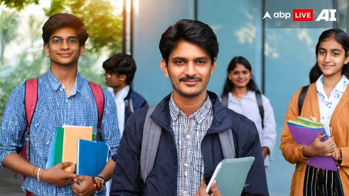 यहां 250 से ज्यादा कोर्स उपलब्ध हैं. इन कोर्स की फीस दूसरे मुक्त विश्वविद्यालयों की तुलना में कम है. यहां पढ़ाई पर आने वाली लागत मध्यमवर्गीय परिवारों की पहुंच के अंदर होती है.