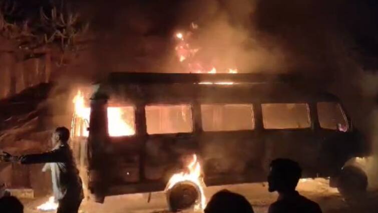 Nashik Fire tempo traveler bus going from Shirdi to Saptshrungi Gad caught fire Maharashtra Marathi News Nashik : शिर्डीहून सप्तशृंगी गडावर जाणाऱ्या टॅम्पो ट्रॅव्हलरला आग, बस जळून खाक