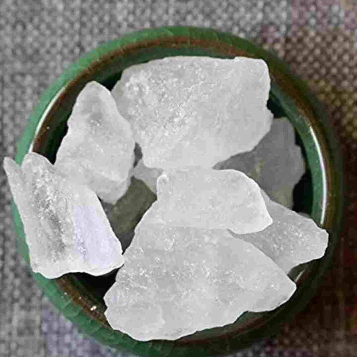 ਜੇਕਰ ਤੁਹਾਨੂੰ ਬਹੁਤ ਜ਼ਿਆਦਾ ਪਸੀਨਾ ਆਉਂਦਾ ਹੈ ਤਾਂ ਨਹਾਉਣ ਤੋਂ ਪਹਿਲਾਂ ਫਿਟਕੀ ਦੇ ਟੁਕੜੇ ਨੂੰ ਪਾਣੀ 'ਚ ਡੁਬੋ ਕੇ ਕਰੀਬ 5 ਤੋਂ 8 ਮਿੰਟ ਤੱਕ ਮਾਲਿਸ਼ ਕਰੋ। ਇਸ ਨਾਲ ਬੈਕਟੀਰੀਆ ਖਤਮ ਹੋ ਜਾਂਦਾ ਹੈ ਅਤੇ ਤੁਸੀਂ ਗਰਮੀਆਂ 'ਚ ਵੀ ਬਦਬੂ ਤੋਂ ਮੁਕਤ ਰਹਿ ਸਕੋਗੇ। ਇਸ ਤੋਂ ਇਲਾਵਾ ਤੁਸੀਂ ਪਾਣੀ 'ਚ ਅਲਮ ਮਿਲਾ ਕੇ ਵੀ ਨਹਾ ਸਕਦੇ ਹੋ।