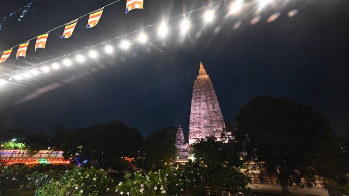 इसे लेकर कालचक्र मैदान में आवासन, पेयजल, स्वास्थ्य, शौचालय आदि की व्यवस्था की जा रही है. 1 हजार बौद्ध भिक्षुओं के बीच चिवरदान और संघदान की व्यवस्था की गई है. बिहार के राज्यपाल राजेंद्र विश्वनाथ आर्लेकर मुख्य अतिथि के रूप में शामिल होंगे.