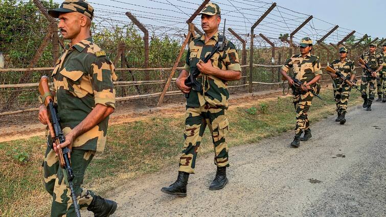 BSF Recruitment 2024 Apply for various posts at rectt.bsf.gov.in Last Date 17 June Jobs 2024 BSF Jobs 2024: बॉर्डर सिक्योरिटी फोर्स में निकली बंपर पदों पर भर्ती, ये उम्मीदवार कर सकते हैं अप्लाई