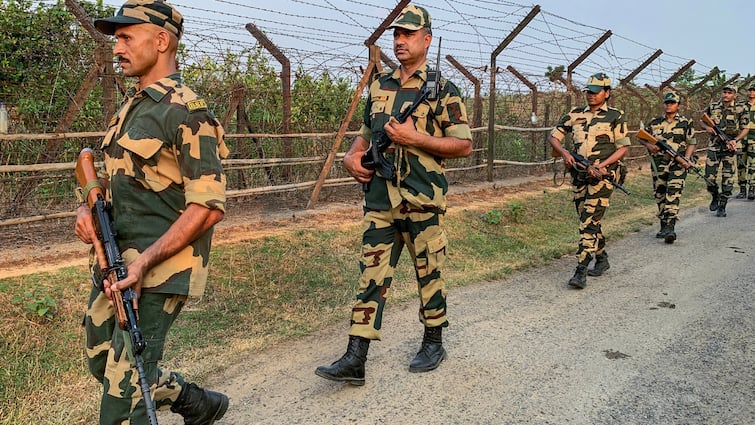 BSF Jobs 2024: बॉर्डर सिक्योरिटी फोर्स में निकली बंपर पदों पर भर्ती, ये उम्मीदवार कर सकते हैं अप्लाई BSF Recruitment 2024 Apply for various posts at rectt.bsf.gov.in Last Date 17 June Jobs 2024 BSF Jobs 2024: बॉर्डर सिक्योरिटी फोर्स में निकली बंपर पदों पर भर्ती, ये उम्मीदवार कर सकते हैं अप्लाई