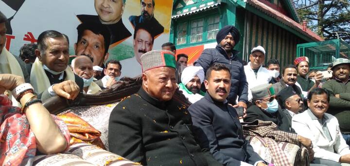 मंडी से कांग्रेस उम्मीदवार विक्रमादित्य सिंह कहा कि वीरभद्र सिंह ने हमेशा ही देव समाज के लिए काम किया है. उन्होंने कहा कि मंडी संसदीय क्षेत्र को ऐसे सांसद की जरूरत है, जो उनके परेशानियों को समझें और लोकसभा में उठा सके. विक्रमादित्य सिंह ने कहा कि कंगना रनौत दो नावों पर सवार हैं. उनकी एक टांग मुंबई और एक टांग मंडी में है. उन्होंने कहा कि दो नाव में सवार व्यक्ति डूब ही जाता है.